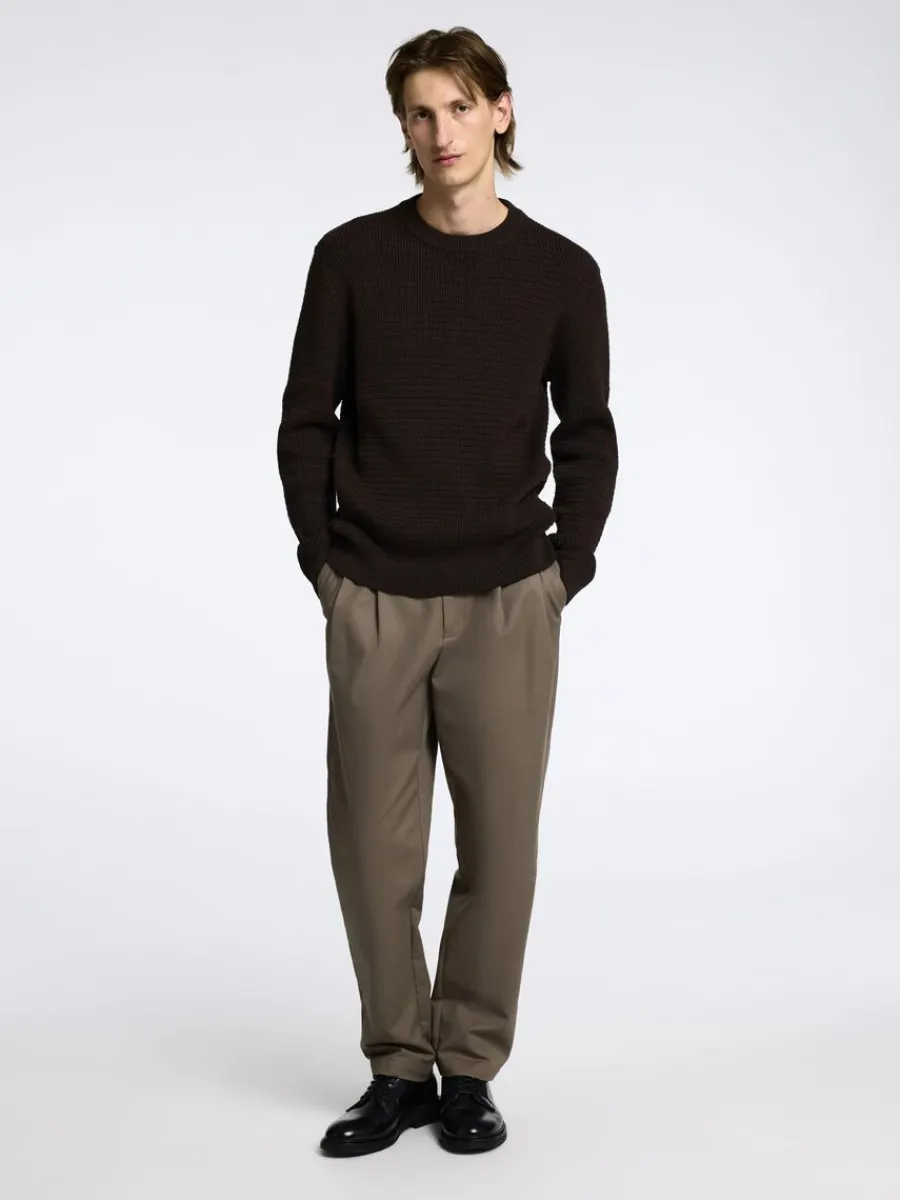 strukturerad_rundringad_t_1.webp SELECTED STRUKTURERAD RUNDRINGAD TRÖJA Brown Discount
