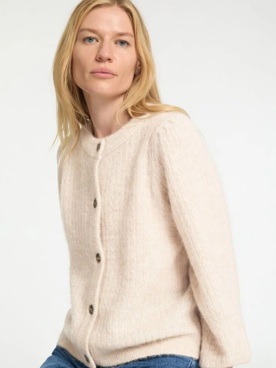 strukturerad_stickad_koft_2-3.webp SELECTED STRUKTURERAD STICKAD KOFTA Beige Best