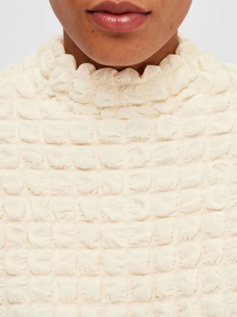 texturerad_kortrmad_topp_3-1.webp SELECTED TEXTURERAD KORTÄRMAD TOPP White Shop