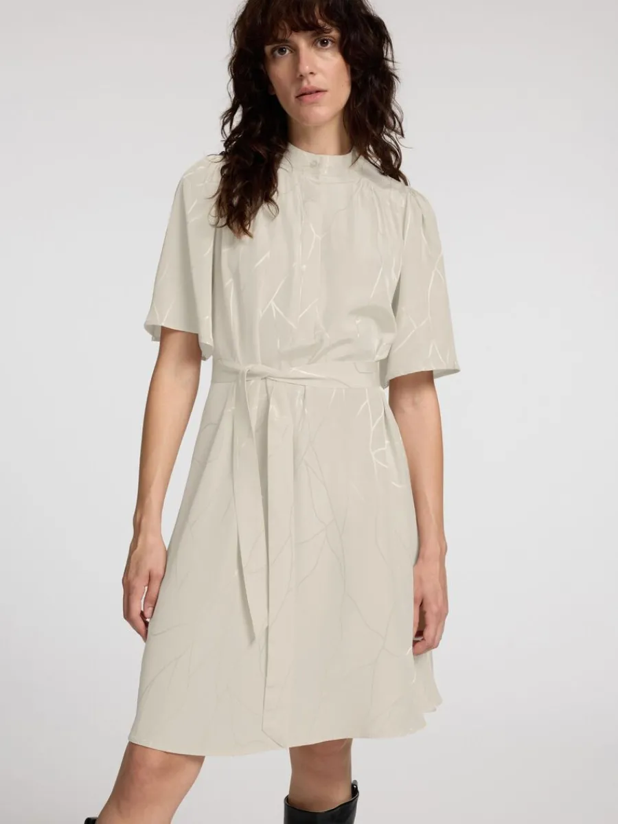 tryckta_kort_klnning_2-2.webp SELECTED TRYCKTA KORT KLÄNNING Beige Hot
