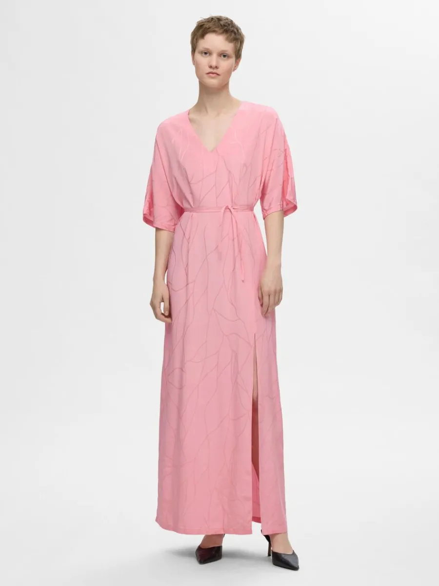 tryckta_maxiklnning_1-1.webp SELECTED TRYCKTA MAXIKLÄNNING Pink Shop