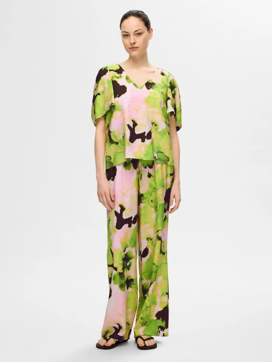 tryckta_vringad_topp_1-2.webp SELECTED TRYCKTA V-RINGAD TOPP Coloured Discount