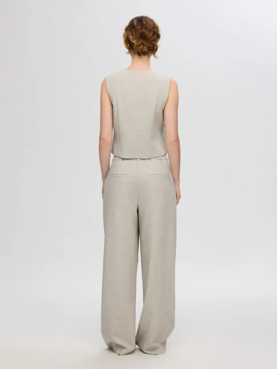 verdimensionerad_byxor_me_4.webp SELECTED ÖVERDIMENSIONERAD BYXOR MED VIDA BEN Beige Clearance