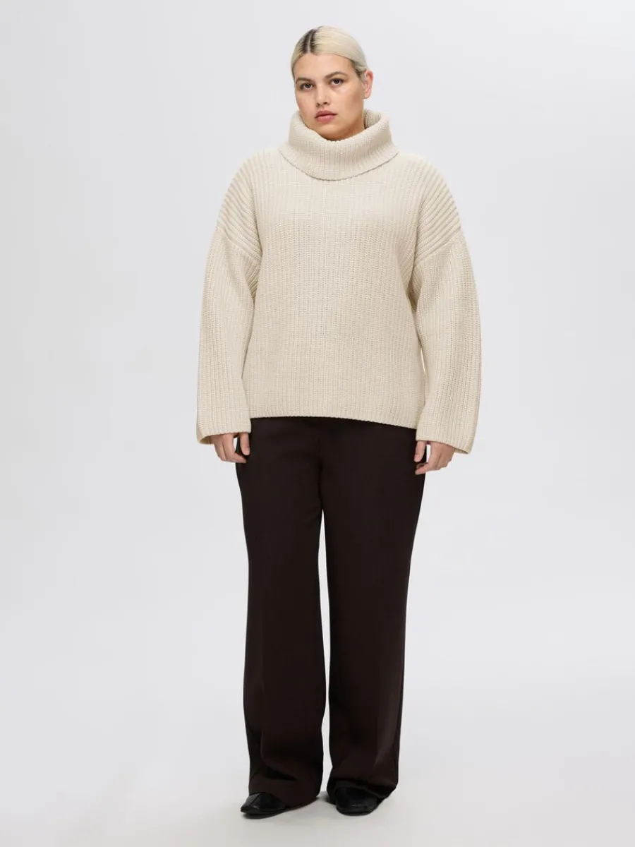 verdimensionerad_grovstic_7-1.webp SELECTED ÖVERDIMENSIONERAD GROVSTICKAD TRÖJA Beige Outlet