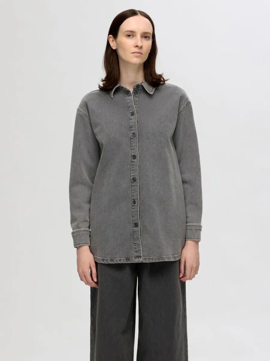 verdimensionerad_jeansskj_0-1.webp SELECTED ÖVERDIMENSIONERAD JEANSSKJORTA Grey Store