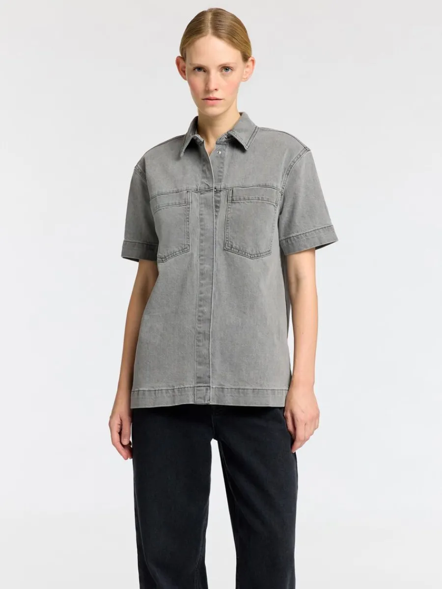 verdimensionerad_jeansskj_0.webp SELECTED ÖVERDIMENSIONERAD JEANSSKJORTA Grey Shop