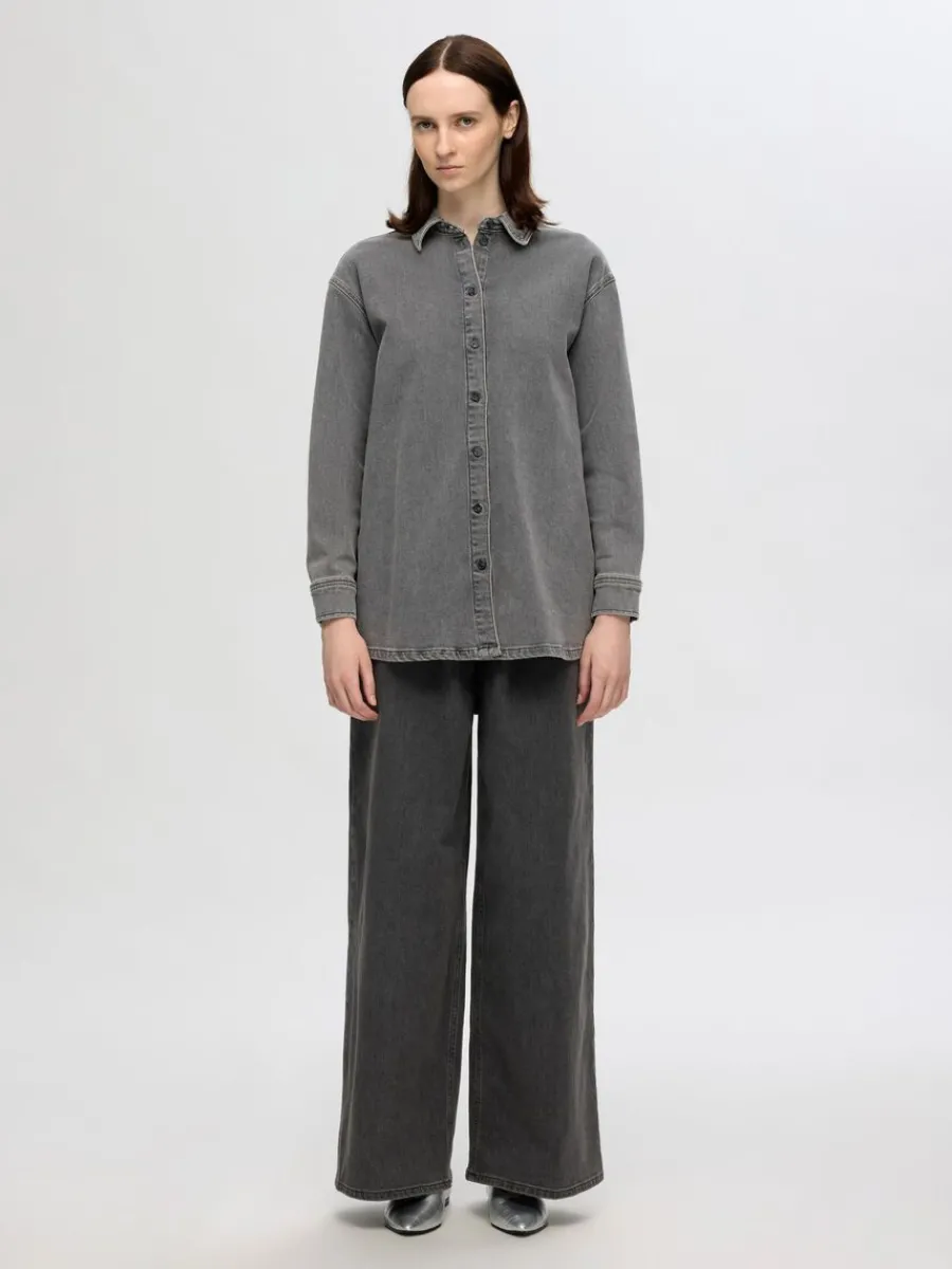 verdimensionerad_jeansskj_1-1.webp SELECTED ÖVERDIMENSIONERAD JEANSSKJORTA Grey Store