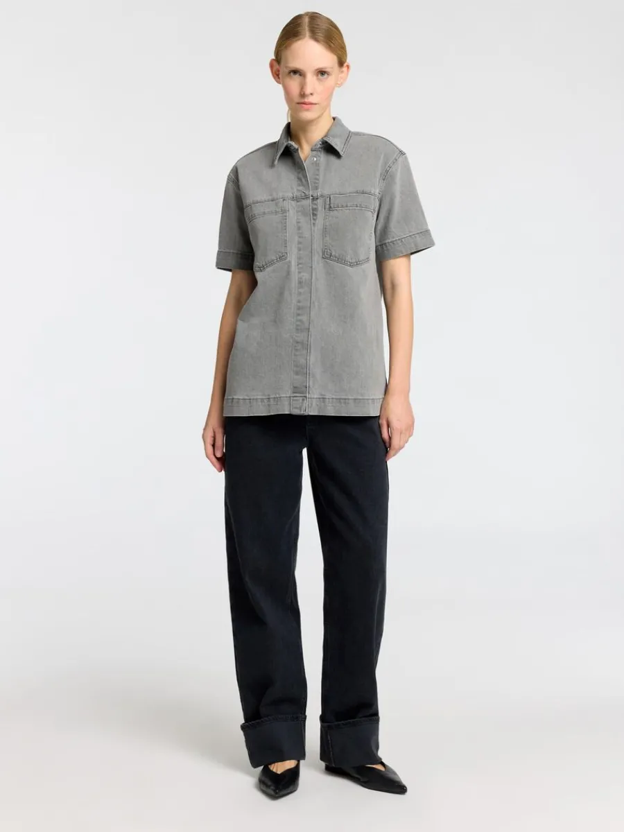 verdimensionerad_jeansskj_1.webp SELECTED ÖVERDIMENSIONERAD JEANSSKJORTA Grey Shop