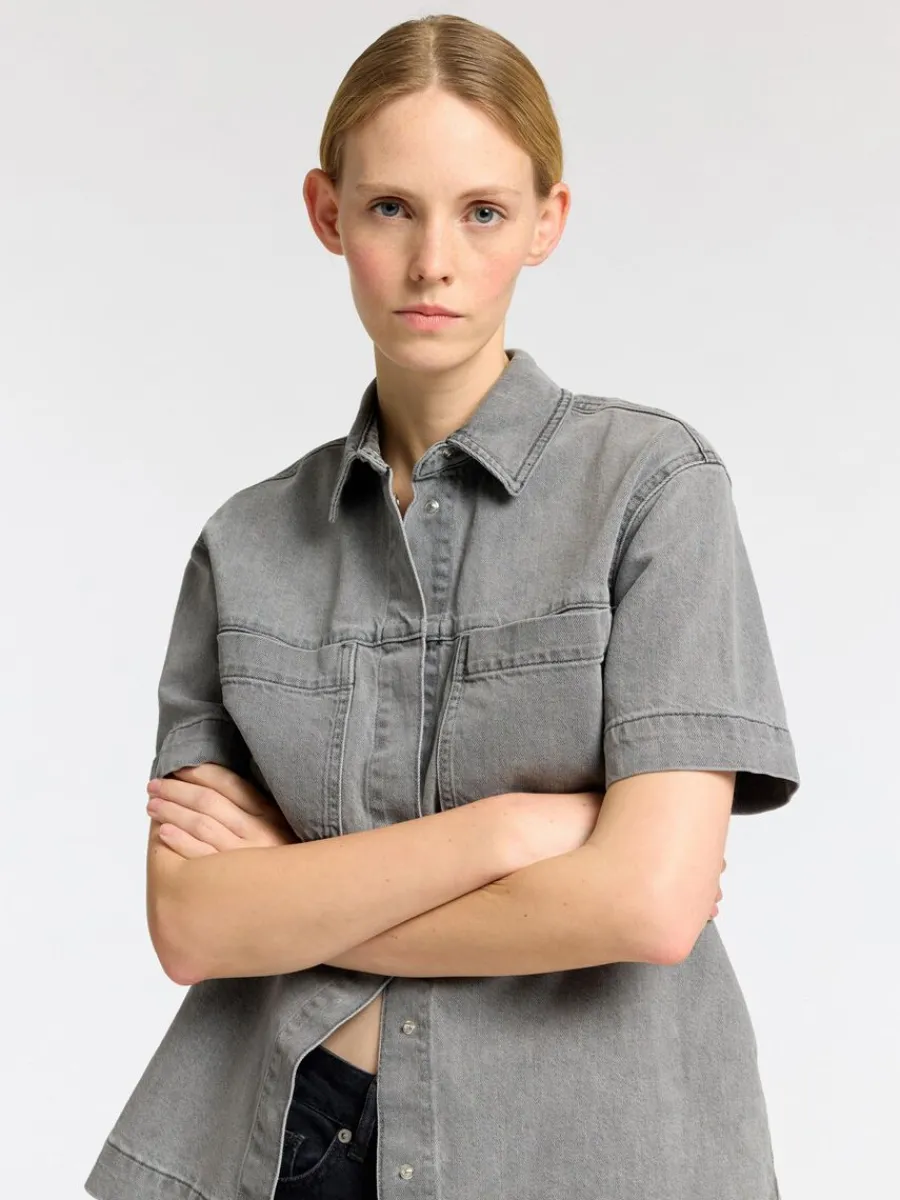 verdimensionerad_jeansskj_2.webp SELECTED ÖVERDIMENSIONERAD JEANSSKJORTA Grey Shop