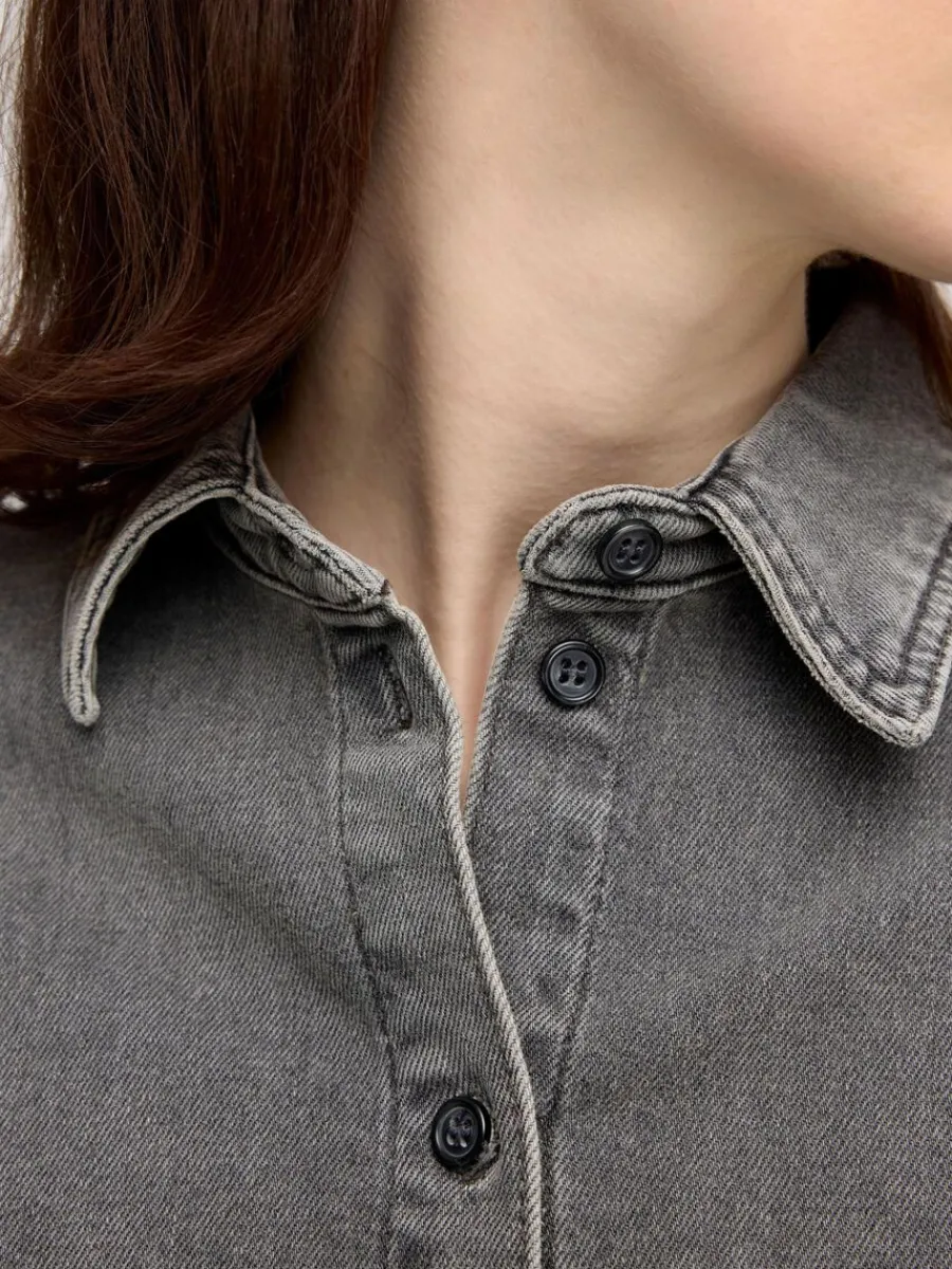 verdimensionerad_jeansskj_3-1.webp SELECTED ÖVERDIMENSIONERAD JEANSSKJORTA Grey Store