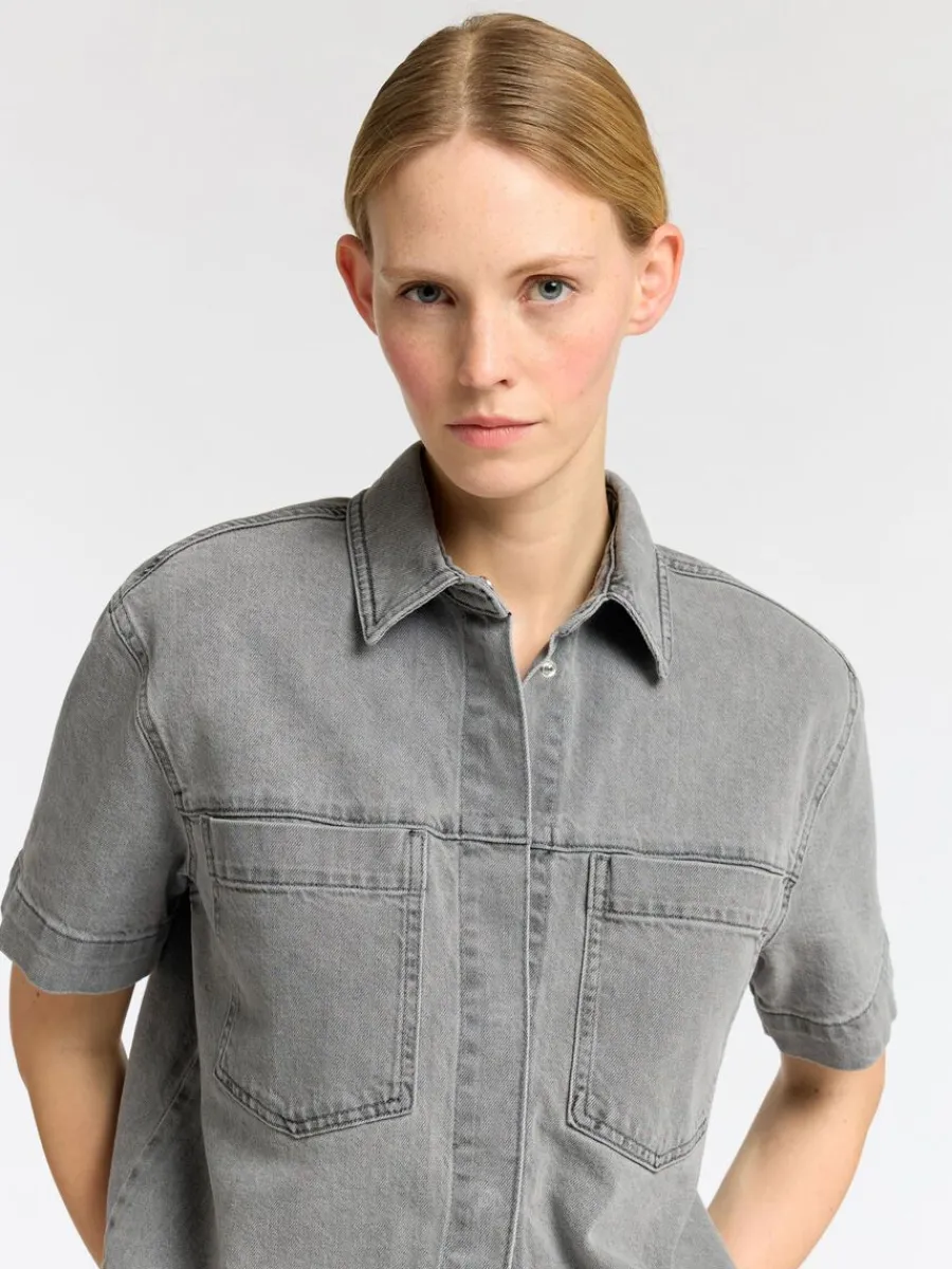 verdimensionerad_jeansskj_3.webp SELECTED ÖVERDIMENSIONERAD JEANSSKJORTA Grey Shop