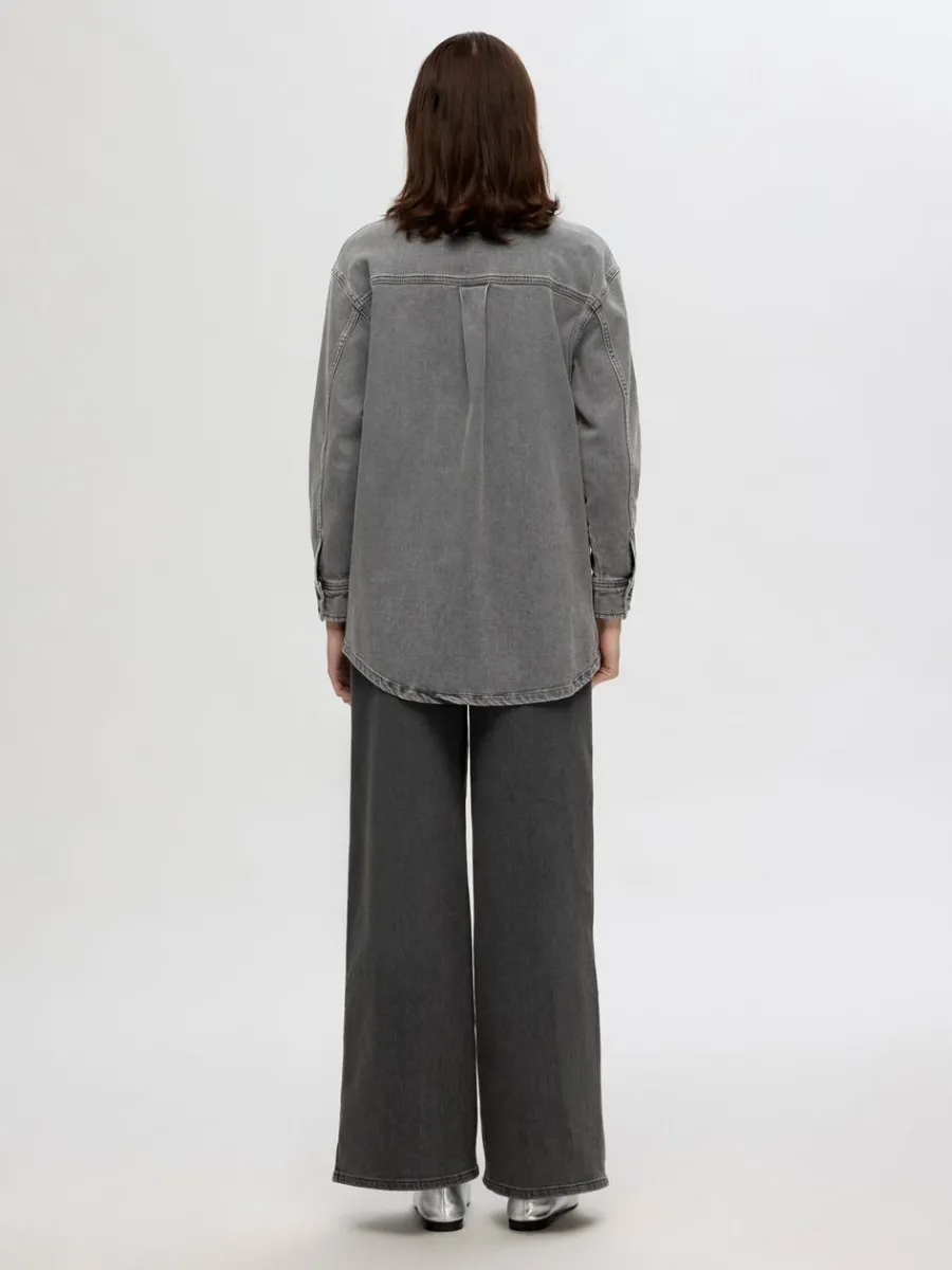 verdimensionerad_jeansskj_4-1.webp SELECTED ÖVERDIMENSIONERAD JEANSSKJORTA Grey Store