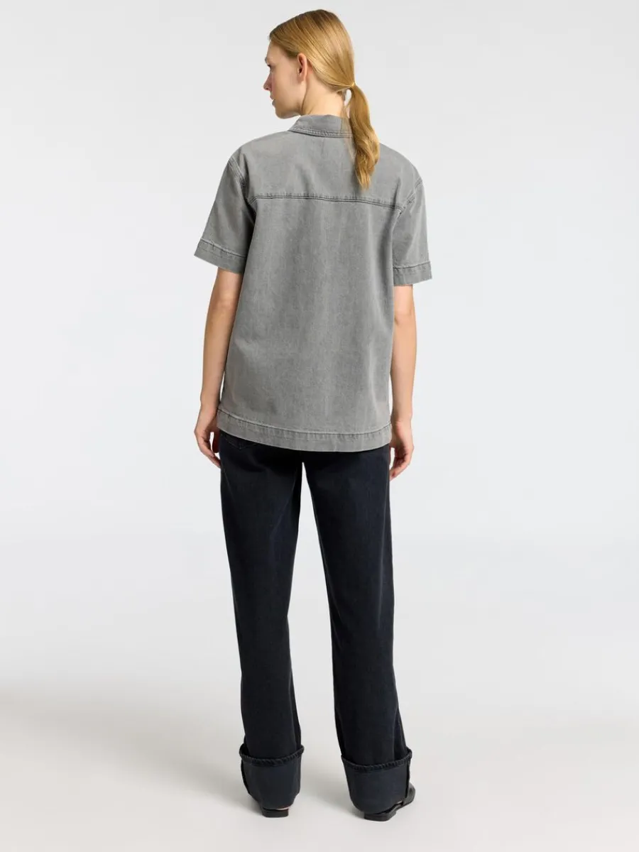 verdimensionerad_jeansskj_4.webp SELECTED ÖVERDIMENSIONERAD JEANSSKJORTA Grey Shop