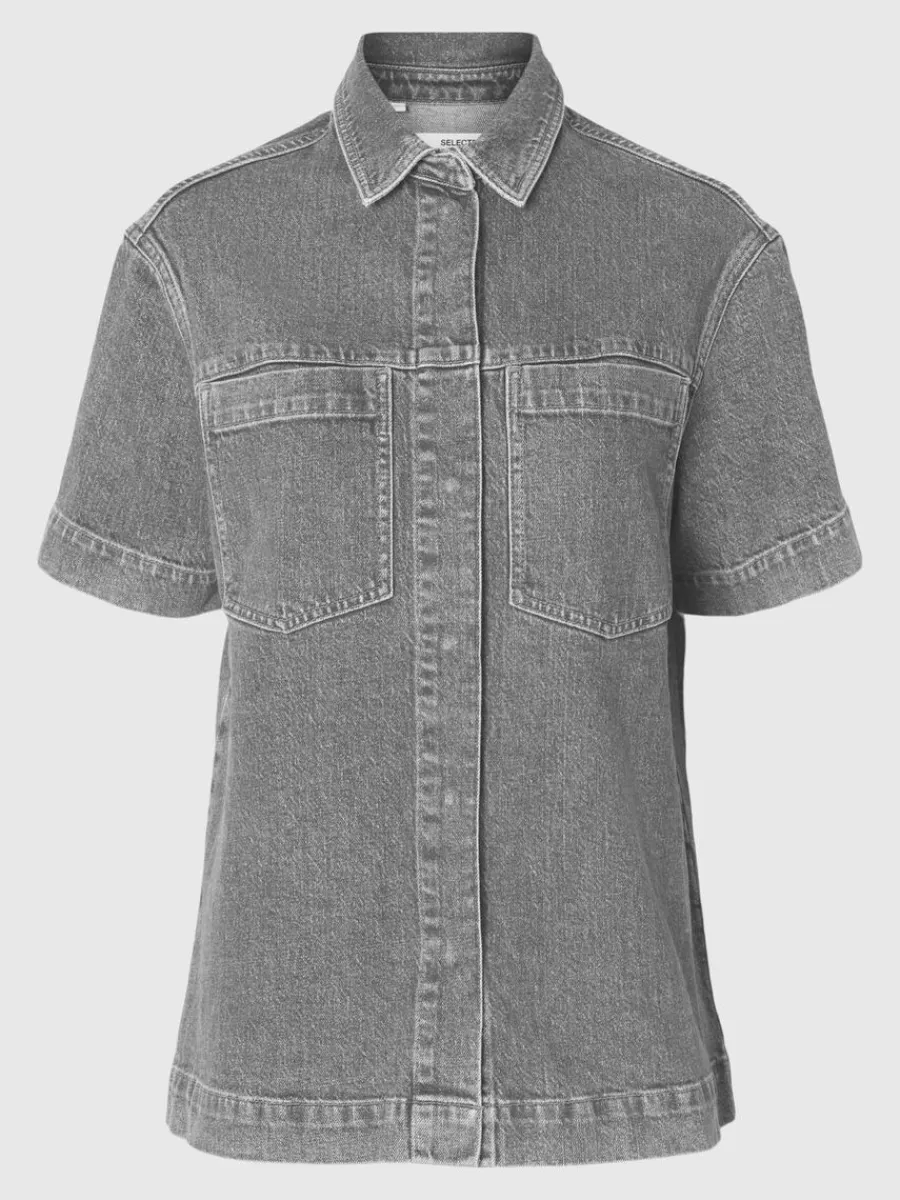verdimensionerad_jeansskj_5.webp SELECTED ÖVERDIMENSIONERAD JEANSSKJORTA Grey Shop