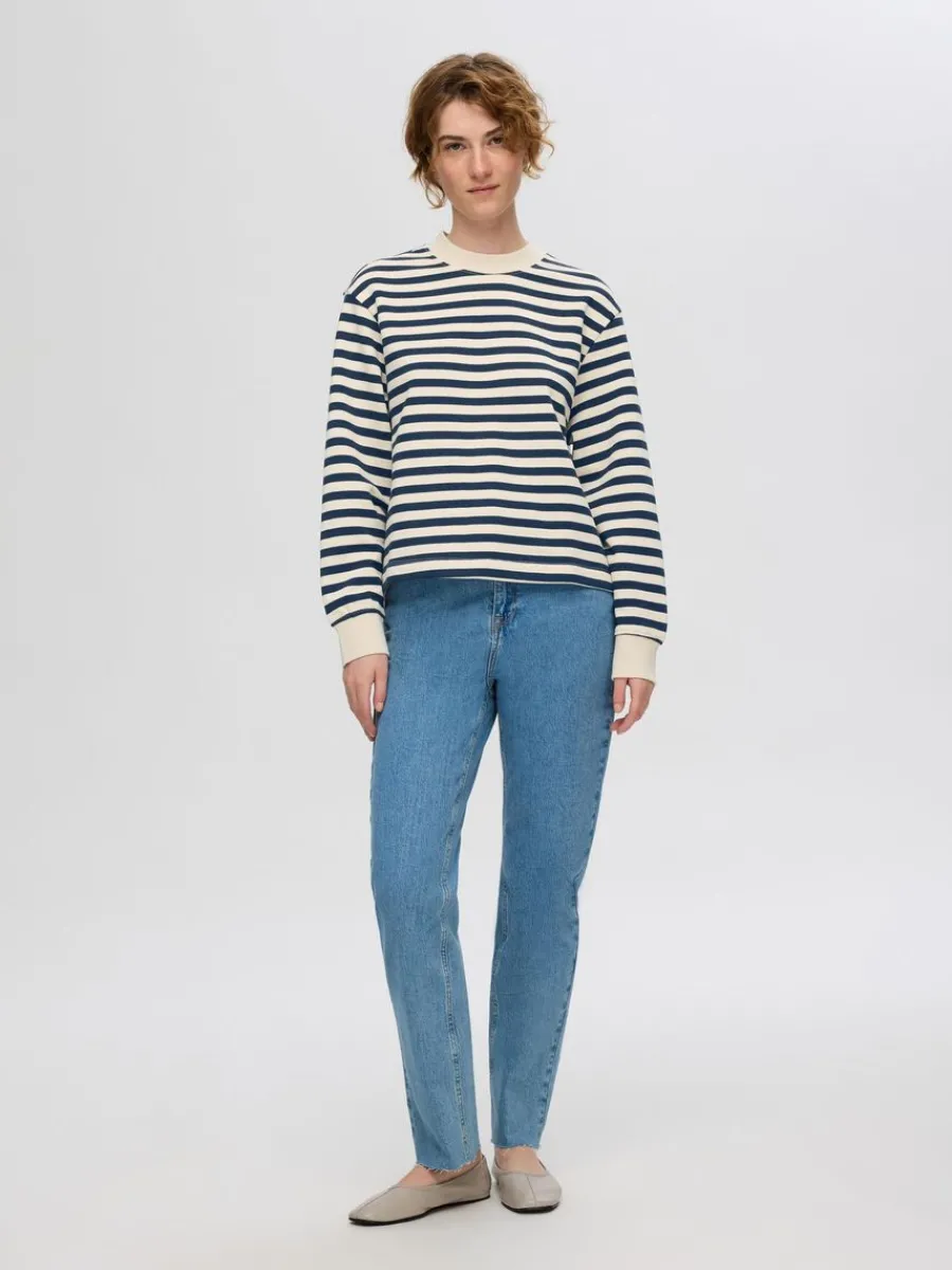 verdimensionerad_randig_s_1.webp SELECTED ÖVERDIMENSIONERAD RANDIG SWEATSHIRT Blue Shop