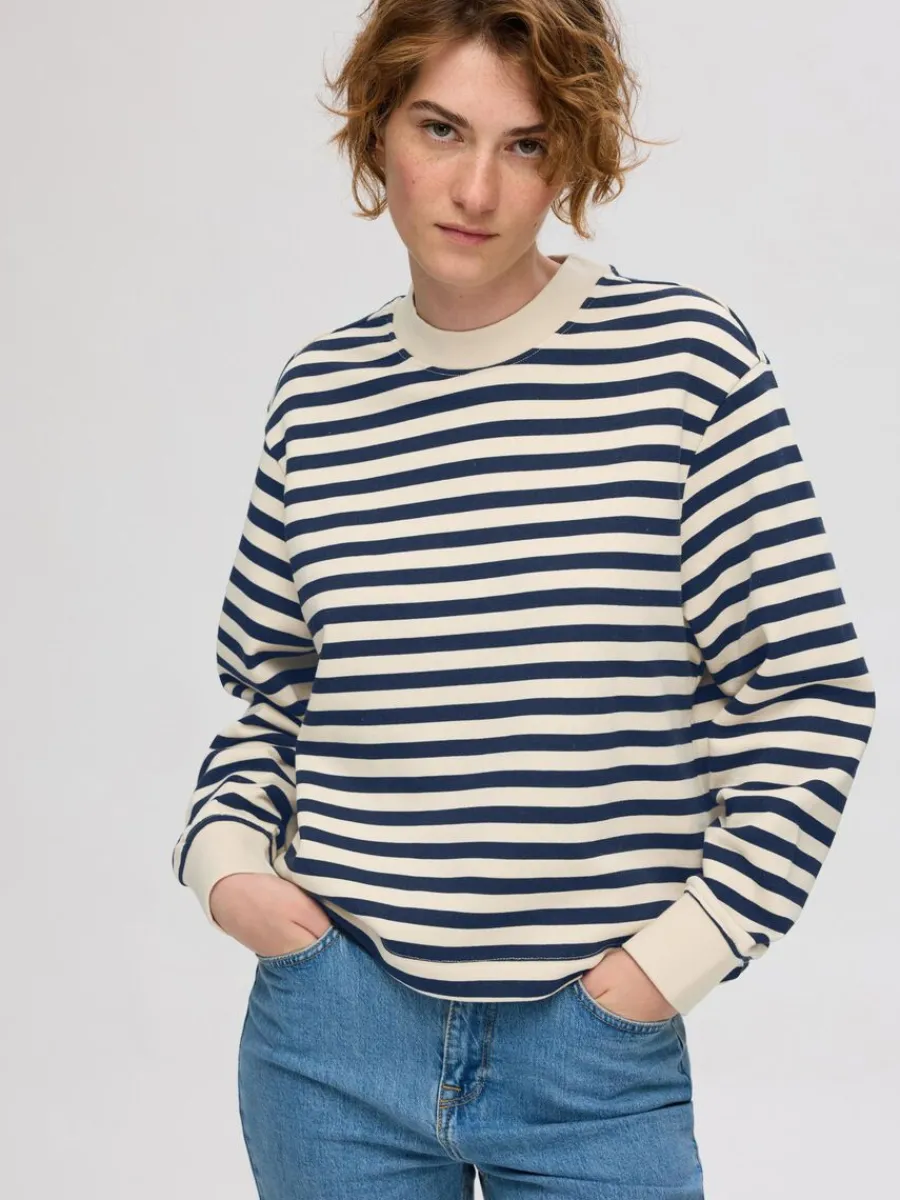 verdimensionerad_randig_s_2.webp SELECTED ÖVERDIMENSIONERAD RANDIG SWEATSHIRT Blue Shop