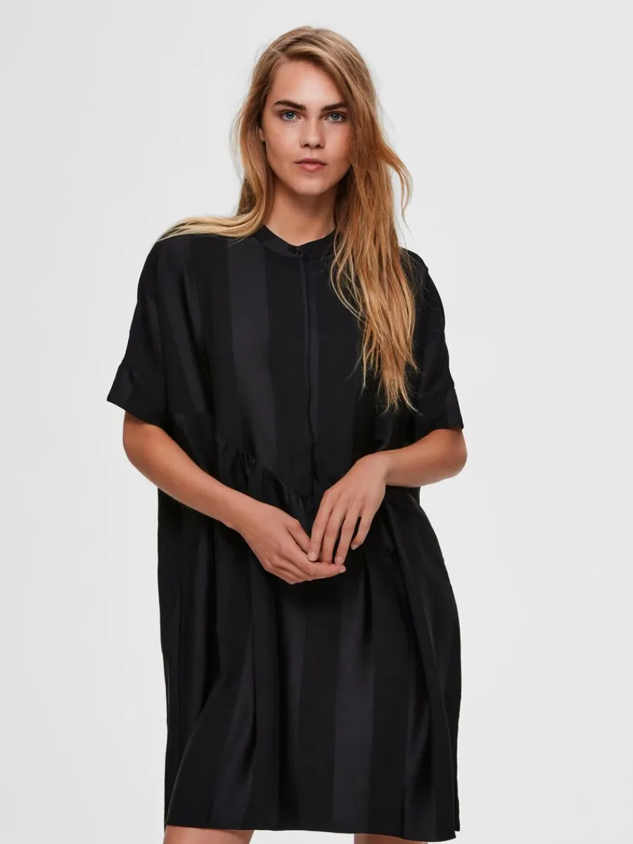 verdimensionerad_satin_ko_0.webp SELECTED ÖVERDIMENSIONERAD SATIN KORT KLÄNNING Black Hot