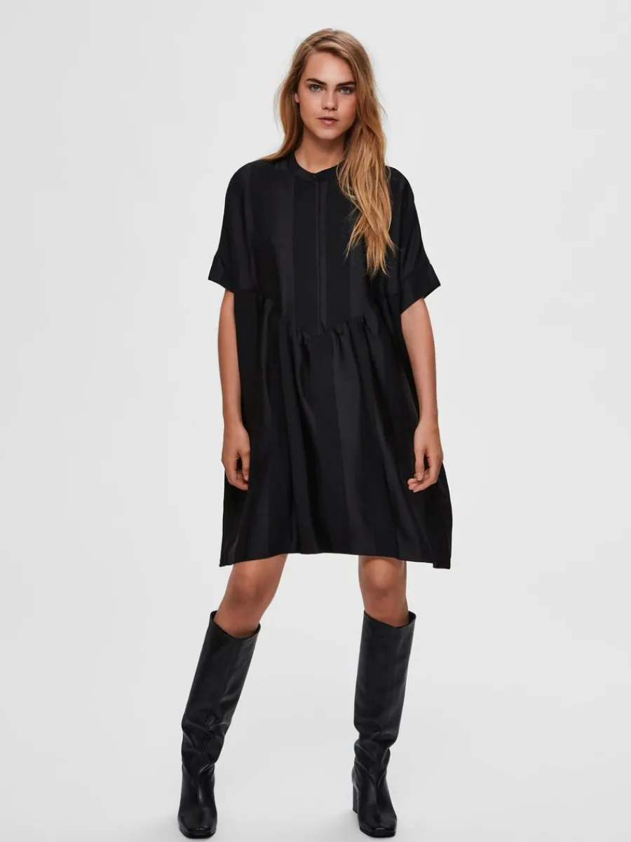 verdimensionerad_satin_ko_1.webp SELECTED ÖVERDIMENSIONERAD SATIN KORT KLÄNNING Black Hot