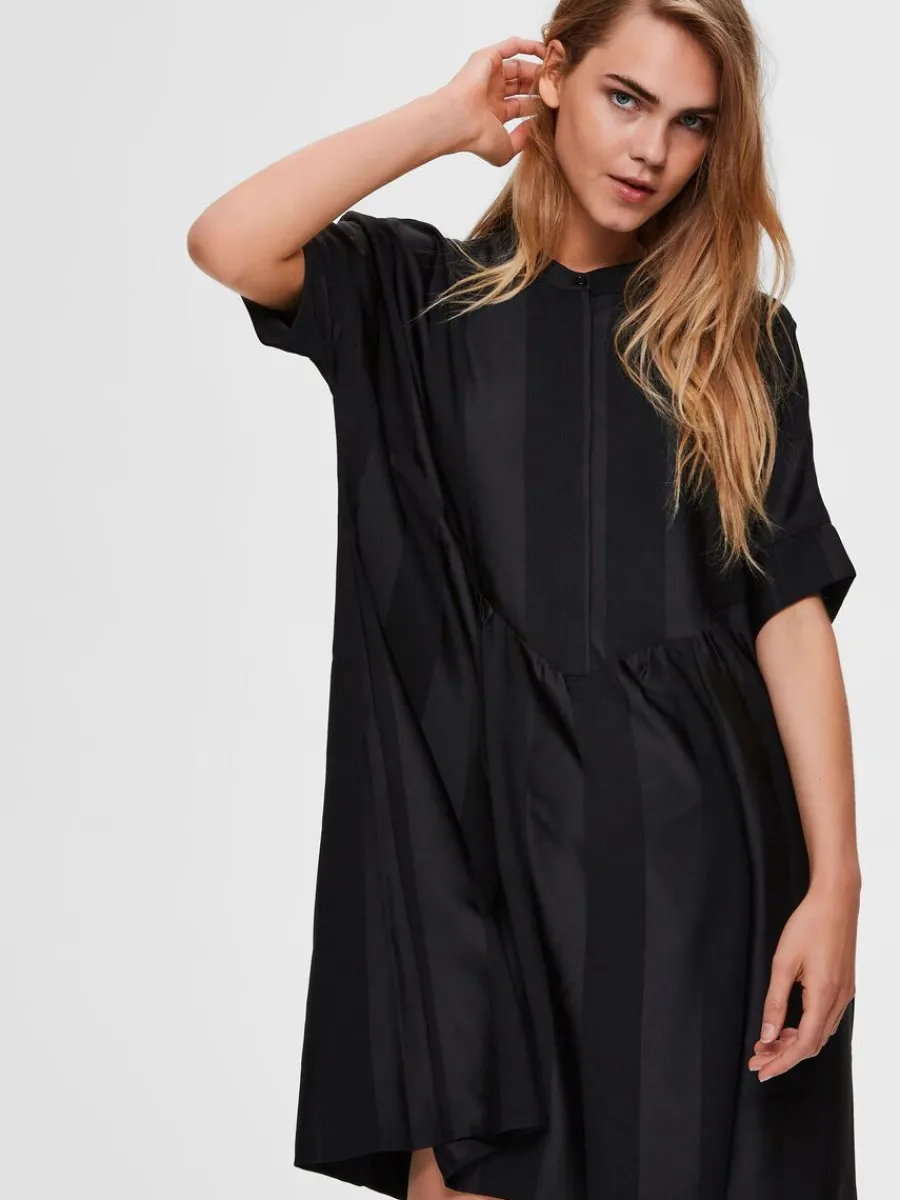 verdimensionerad_satin_ko_2.webp SELECTED ÖVERDIMENSIONERAD SATIN KORT KLÄNNING Black Hot