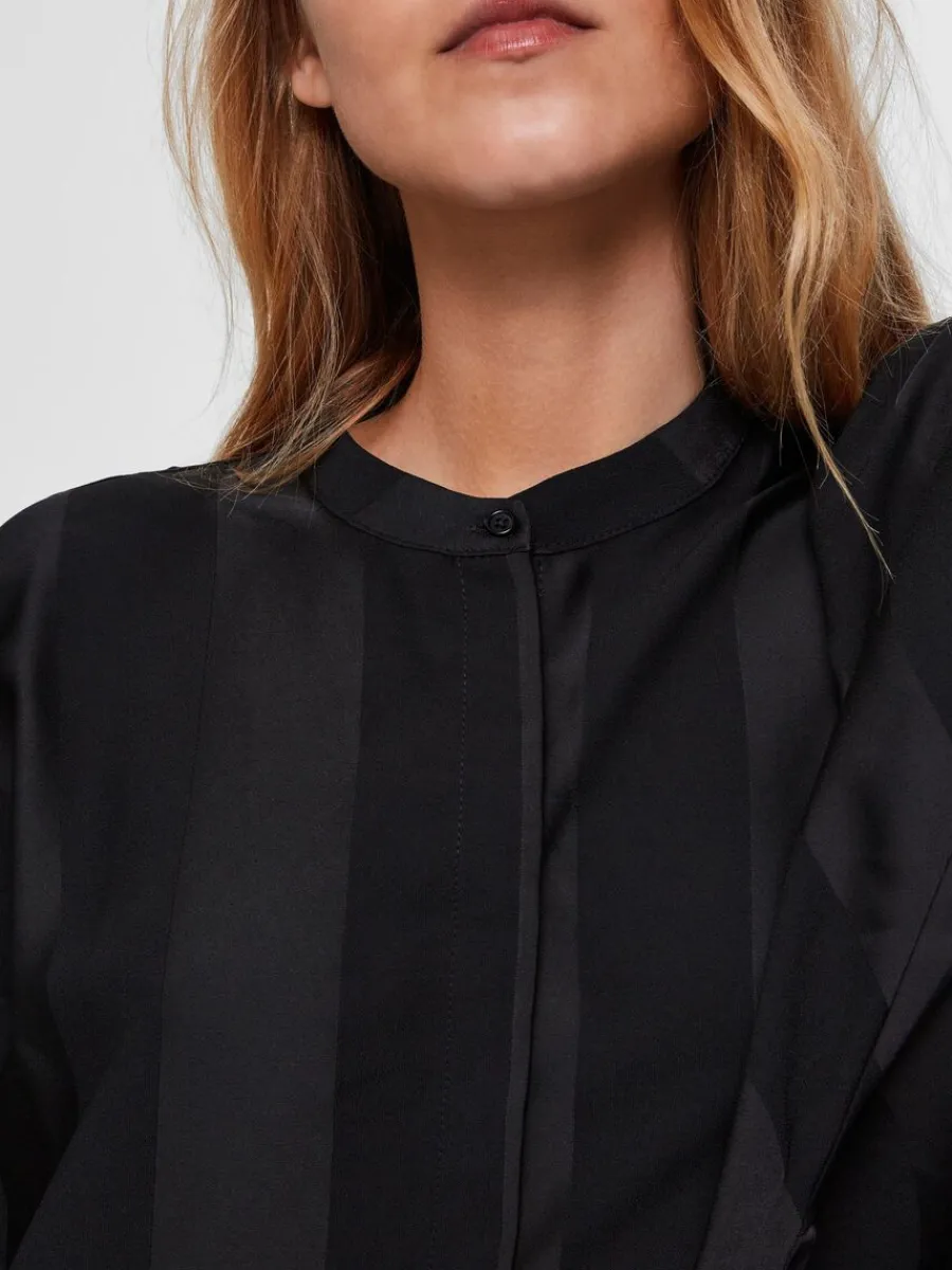 verdimensionerad_satin_ko_3.webp SELECTED ÖVERDIMENSIONERAD SATIN KORT KLÄNNING Black Hot