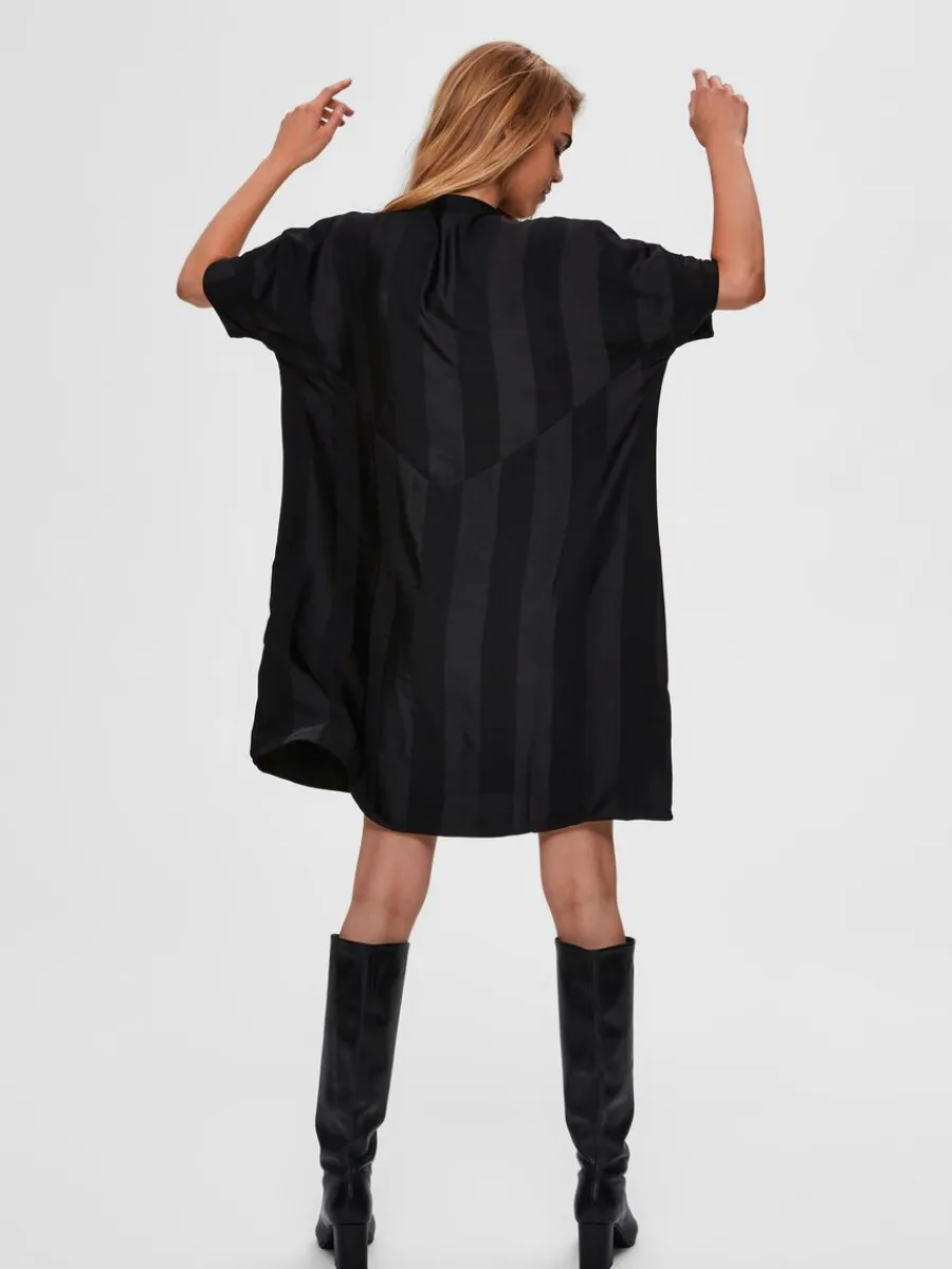 verdimensionerad_satin_ko_4.webp SELECTED ÖVERDIMENSIONERAD SATIN KORT KLÄNNING Black Hot