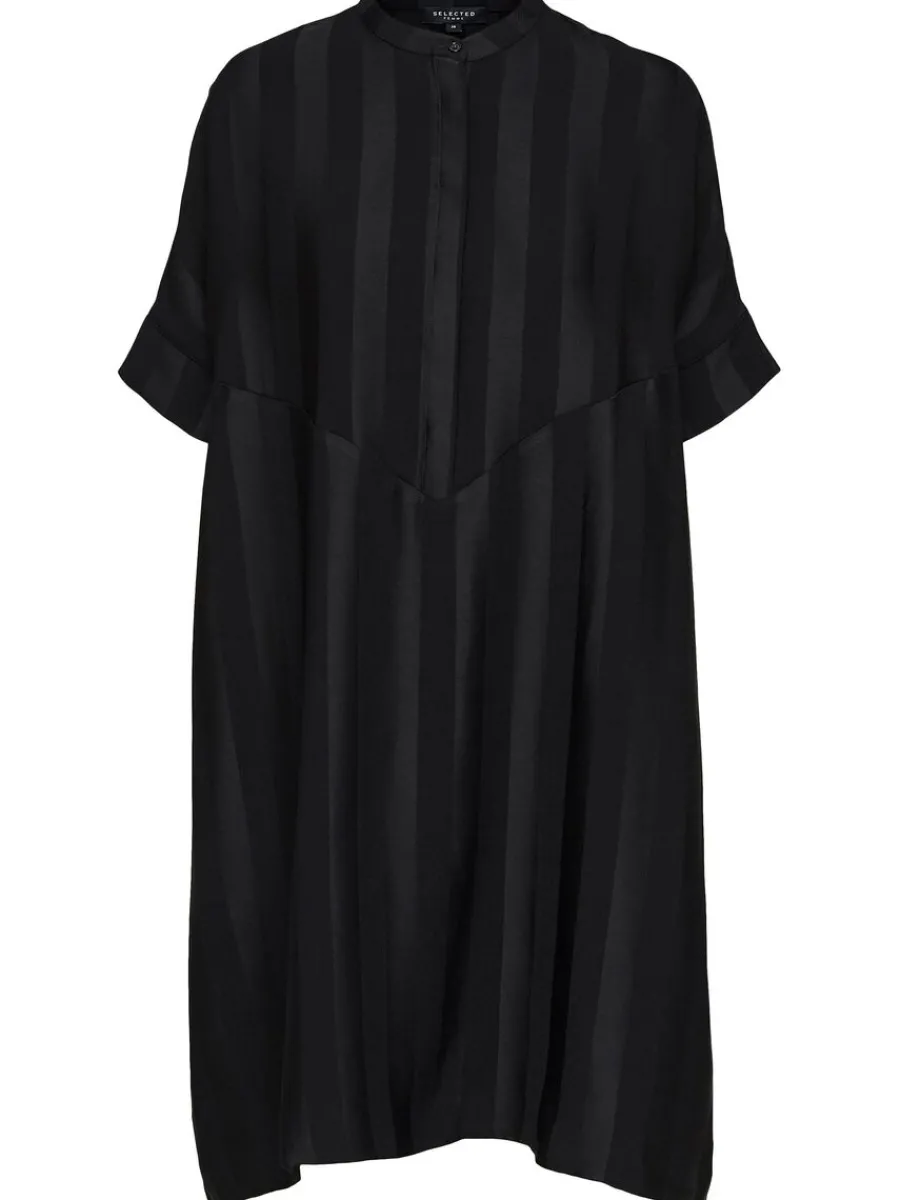 verdimensionerad_satin_ko_5.webp SELECTED ÖVERDIMENSIONERAD SATIN KORT KLÄNNING Black Hot