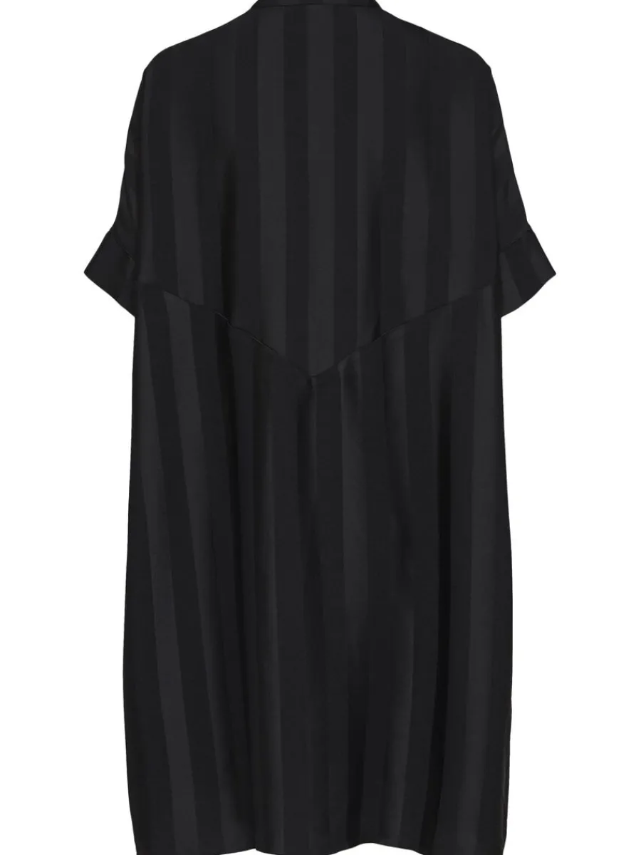 verdimensionerad_satin_ko_6.webp SELECTED ÖVERDIMENSIONERAD SATIN KORT KLÄNNING Black Hot