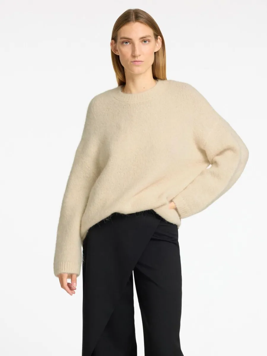 verdimensionerad_stickad__0-6.webp SELECTED ÖVERDIMENSIONERAD STICKAD TRÖJA Beige Flash Sale