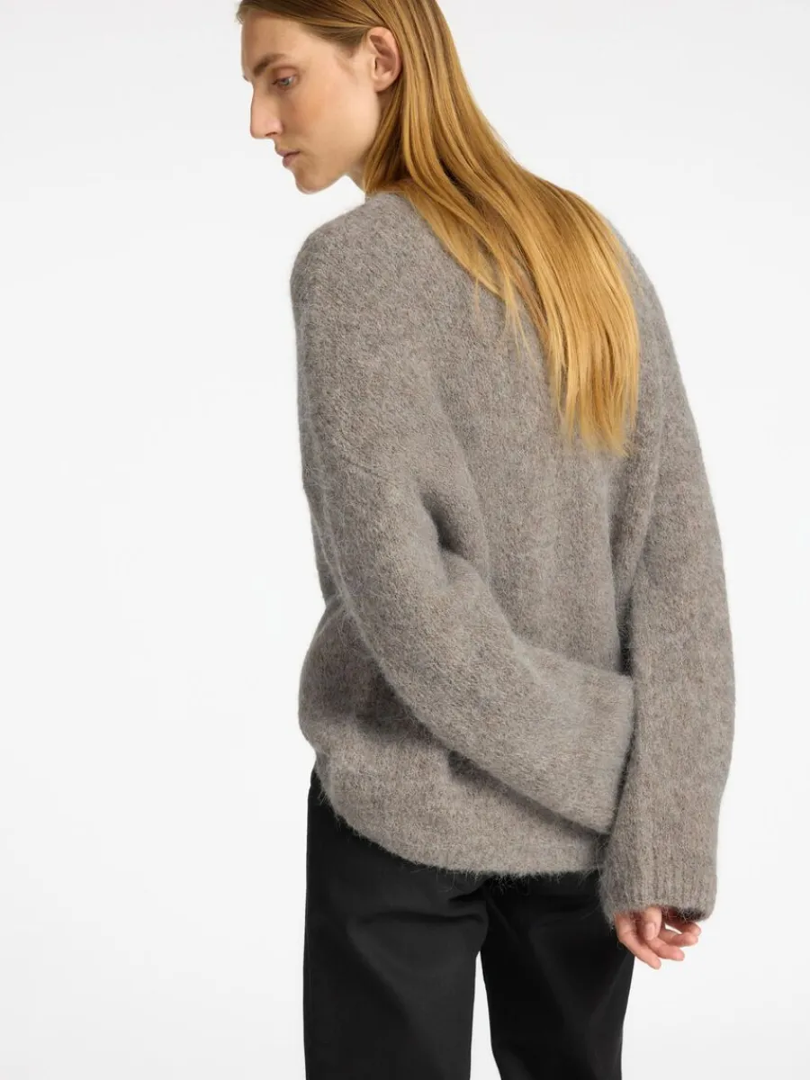 verdimensionerad_stickad__2-4.webp SELECTED ÖVERDIMENSIONERAD STICKAD TRÖJA Grey Store