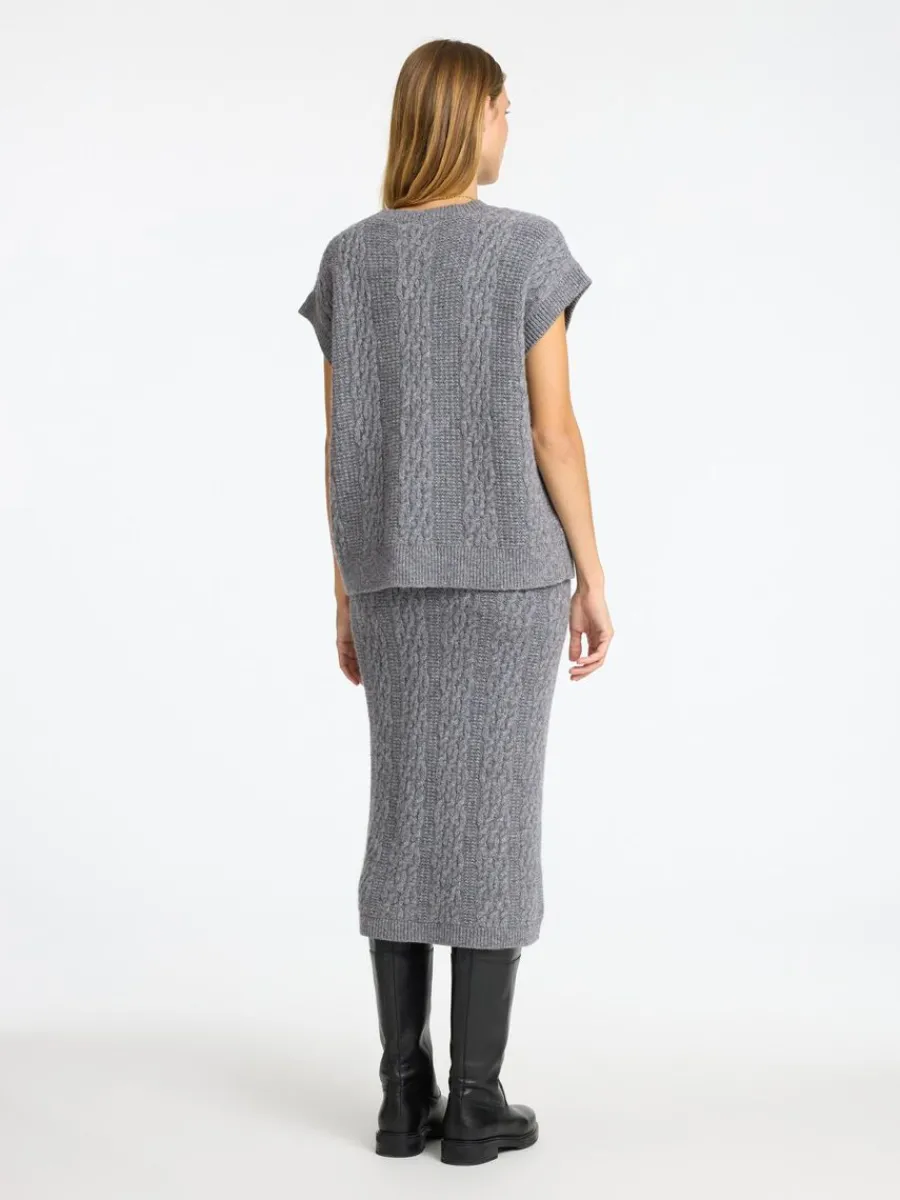 verdimensionerad_stickad__4-5.webp SELECTED ÖVERDIMENSIONERAD STICKAD VÄST Grey New