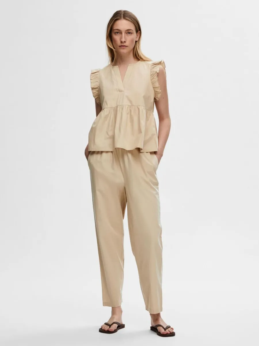 volangprydd_topp_1-2.webp SELECTED VOLANGPRYDD TOPP Beige Fashion
