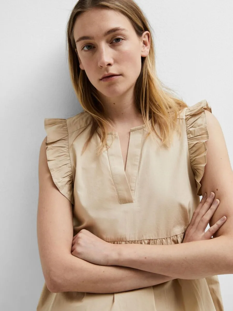volangprydd_topp_2-2.webp SELECTED VOLANGPRYDD TOPP Beige Fashion