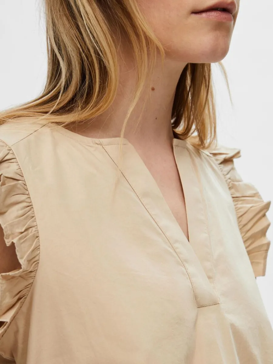 volangprydd_topp_3-2.webp SELECTED VOLANGPRYDD TOPP Beige Fashion