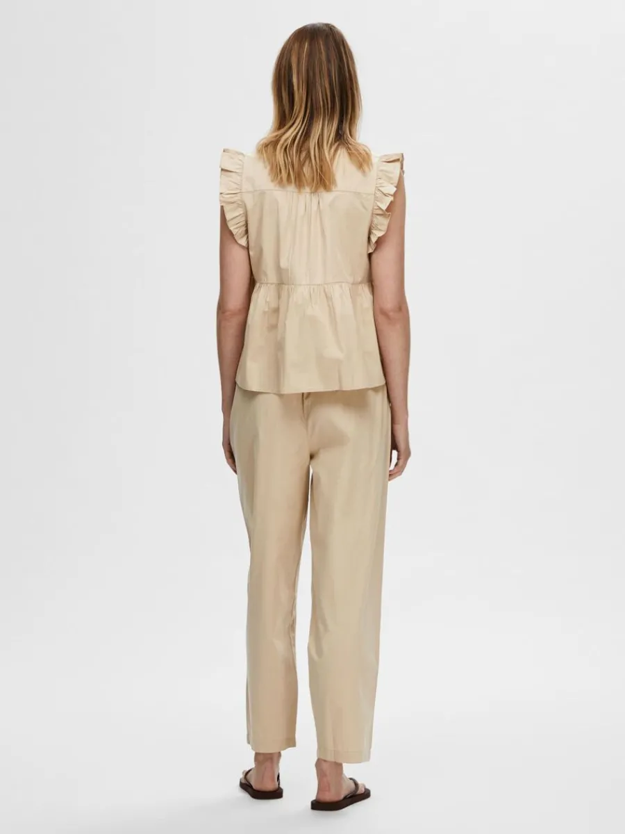 volangprydd_topp_4-2.webp SELECTED VOLANGPRYDD TOPP Beige Fashion