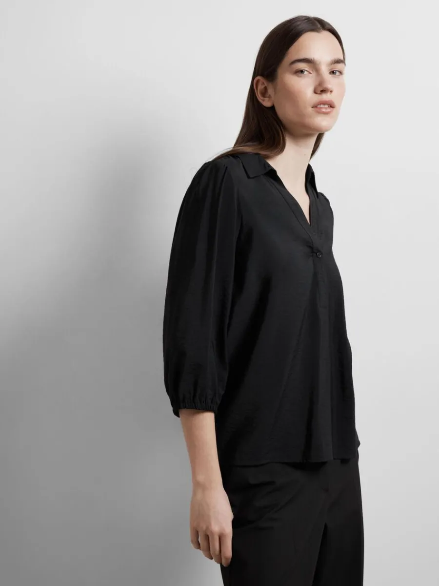 vringning_blus_2-1.webp SELECTED V-RINGNING BLUS Black Hot