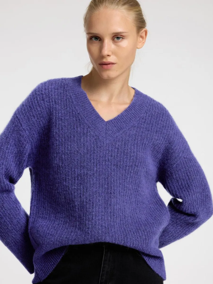 vringning_stickad_trja_3-1.webp SELECTED V-RINGNING STICKAD TRÖJA Purple Sale